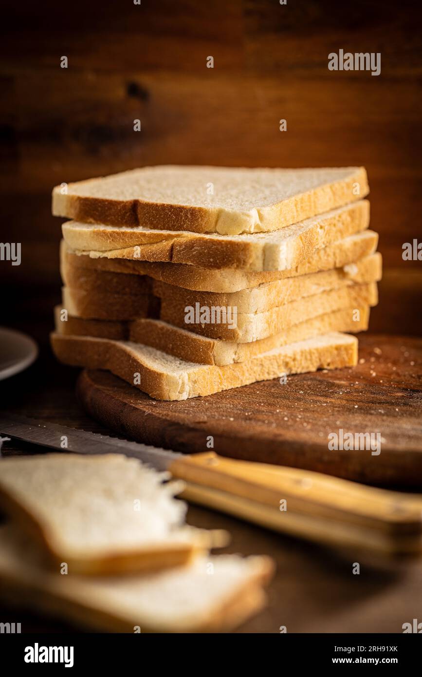 Weißes Toastbrot auf dem Holztisch. Stockfoto