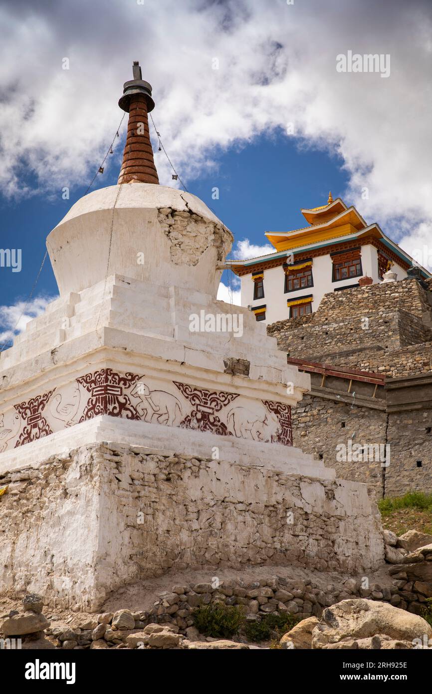 Indien, Ladakh, Sanskar, Padum Khar, Altstadt, Kani Tunnel Stupa inmitten der Ruinen alter Häuser unter dem wiedergebauten Palast Stockfoto