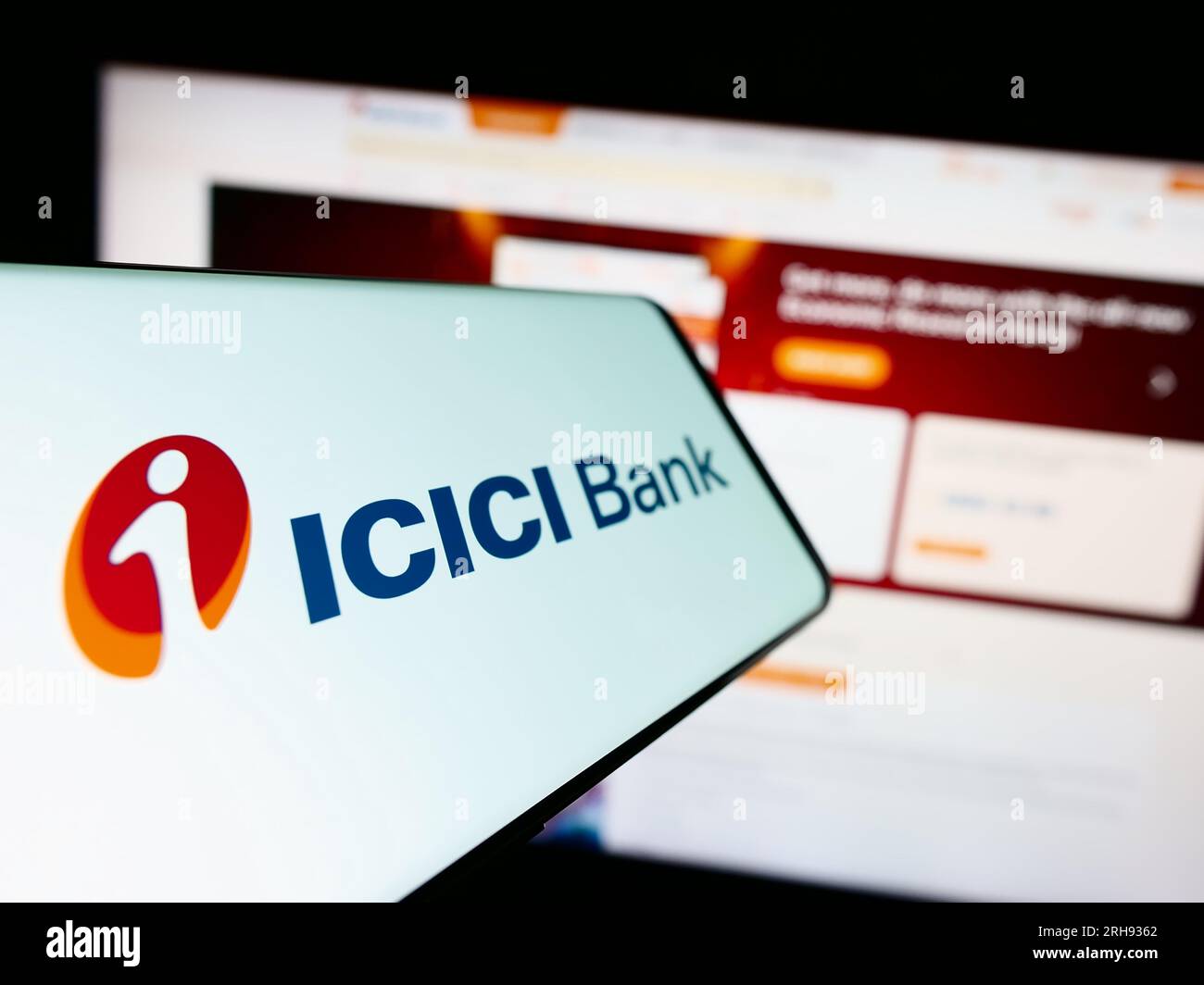 Smartphone mit Logo des indischen Finanzunternehmens ICICI Bank Limited auf dem Bildschirm vor der Website. Fokus auf die Mitte links des Telefondisplays. Stockfoto