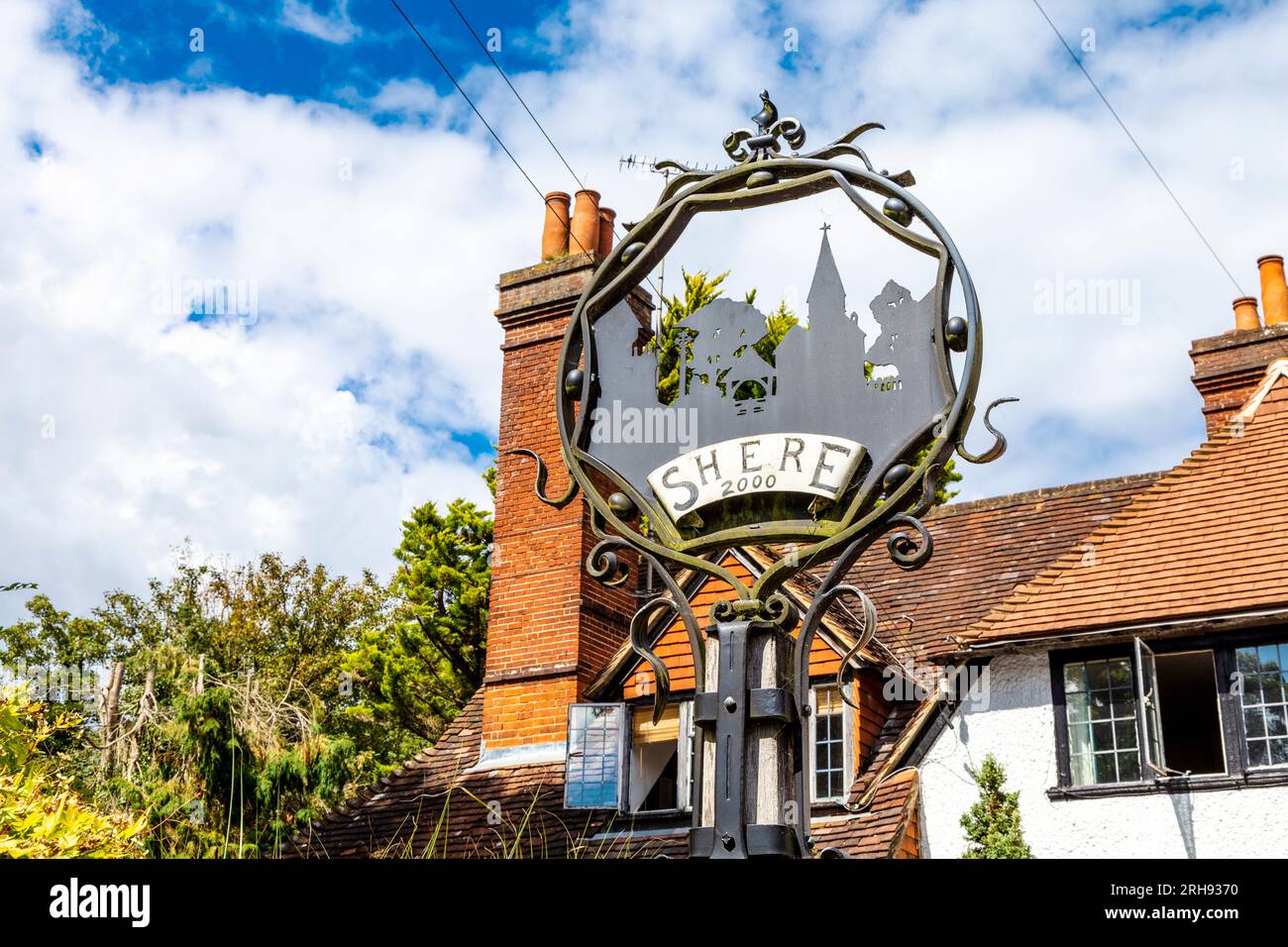 Dorfschild für Shere Village, Surrey, England Stockfoto