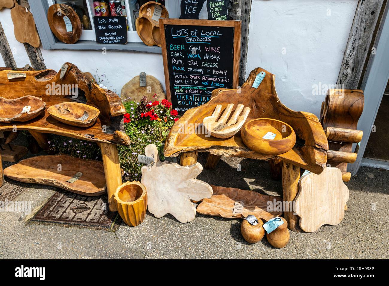 Rustikale Holzdekorationen vor dem Surrey Hills Beer and Gin Shop, Shere Village, Surrey, England Stockfoto