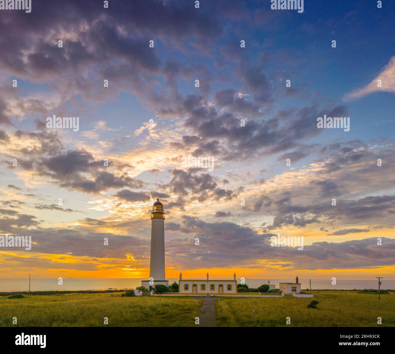 Dunbar, Großbritannien. 14. August 2023 UK Weather, Sunrise Fist Light as the Dämmerung bricht und die Sonne hinter dem Leuchtturm Barns Ness aufgeht, in der Nähe von Dunbar, East Lothian, Schottland. Der Leuchtturm Barns Ness ist 3,1 Meilen (5 km) von Dunbar entfernt und wurde von den Ingenieuren und Brüdern David A. Stevenson und Charles Alexander Stevenson,[1] Cousins des Schriftstellers Robert Louis Stevenson, zwischen 1899 und 1901 von einem Leuchtturmwärter bis 1986 errichtet. als es elektrisiert wurde. Bild: Phil Wilkinson/Alamy Live News Stockfoto