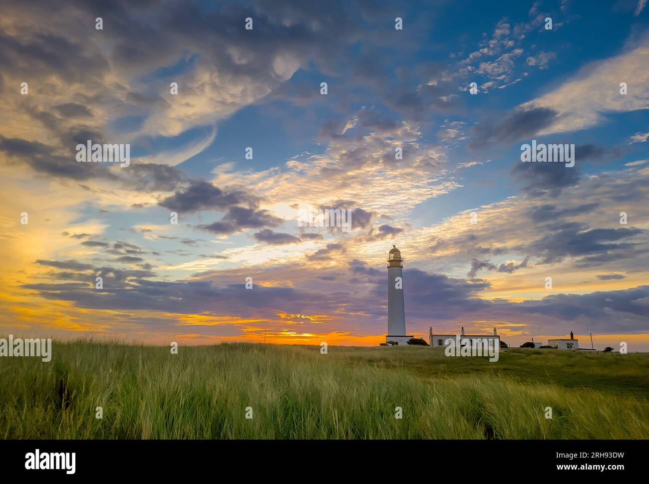 Dunbar, Großbritannien. 14. August 2023 UK Weather, Sunrise Fist Light as the Dämmerung bricht und die Sonne hinter dem Leuchtturm Barns Ness aufgeht, in der Nähe von Dunbar, East Lothian, Schottland. Der Leuchtturm Barns Ness ist 3,1 Meilen (5 km) von Dunbar entfernt und wurde von den Ingenieuren und Brüdern David A. Stevenson und Charles Alexander Stevenson,[1] Cousins des Schriftstellers Robert Louis Stevenson, zwischen 1899 und 1901 von einem Leuchtturmwärter bis 1986 errichtet. als es elektrisiert wurde. Bild: Phil Wilkinson/Alamy Live News Stockfoto