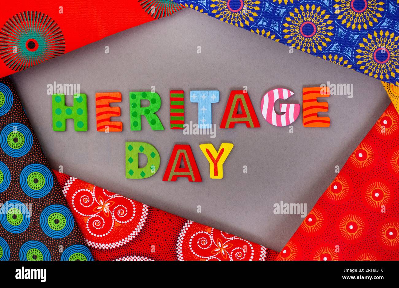 Heritage Day Südafrika, 24. September. Heritage Day in bunten Buchstaben mit ikonischem südafrikanischem bedrucktem Tuch Stockfoto Heritage Day Südafrika, 24. September. Heritage Day in bunten Buchstaben mit ikonischem südafrikanischem bedrucktem Tuch Stockfoto
