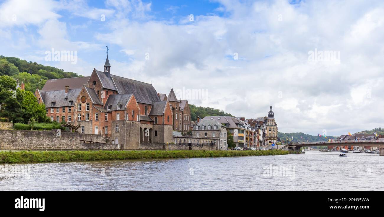 Alte Gebäude am Flussufer in der historischen Stadt Dinant, Belgien Stockfoto