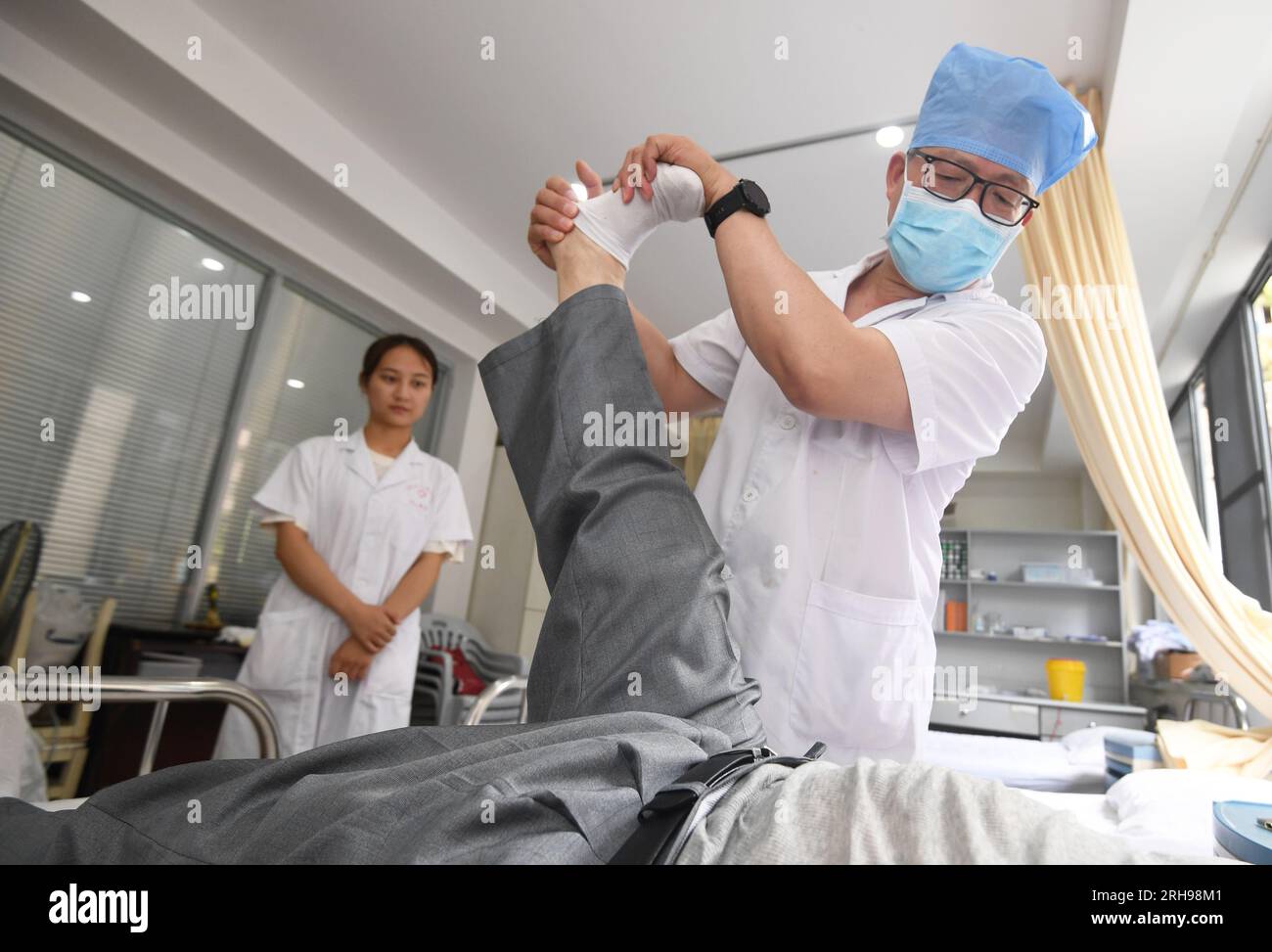 GUIYANG, CHINA - 15. AUGUST 2023 - Zhang Aihua, stellvertretender Chefarzt des Volkskrankenhauses, führt eine klinische Untersuchung für einen Patienten in der durch Stockfoto