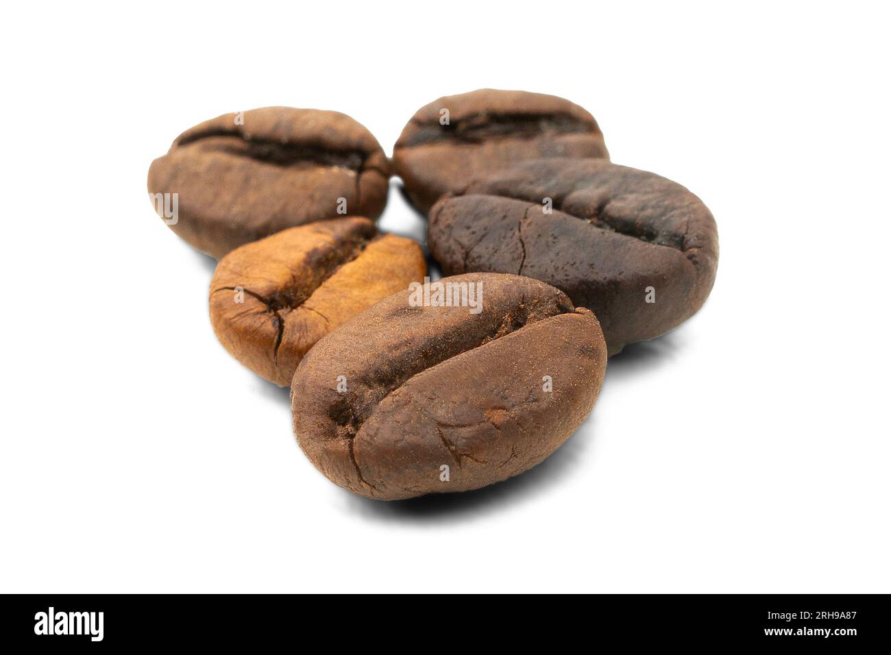 Frische rohe Kaffeebohnen isoliert, geringe Feldtiefe Stockfoto