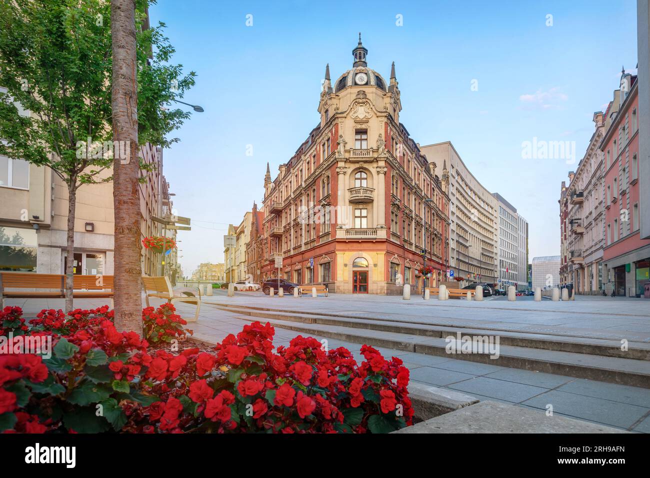 Kattowitz, Polen - Blick auf das Gebäude mit Uhr auf dem zentralen Platz (Rynek) Stockfoto