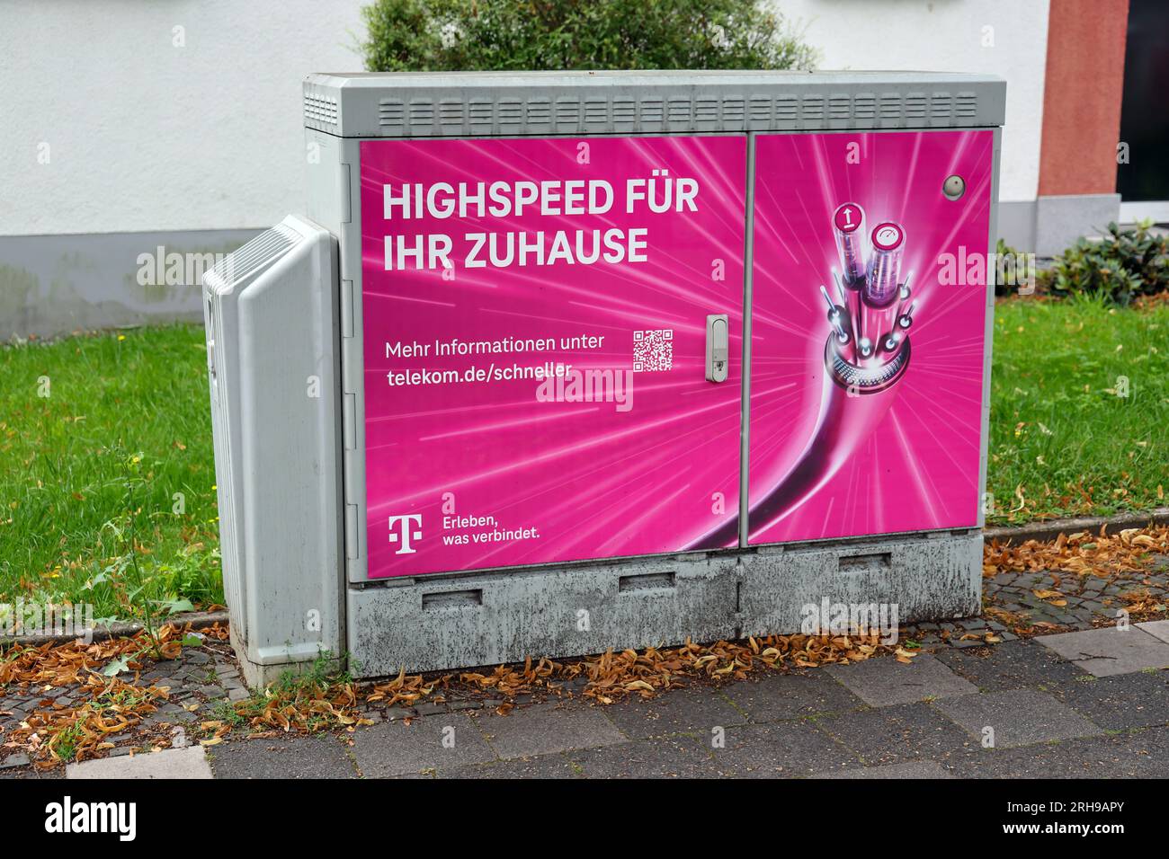 Bottrop, Nordrhein-Westfalen, Deutschland - Telekom-Verteilerkasten für schnelles Internet, DSL-Kabelanschluss für Haushalte einer Wohnstraße. Stockfoto