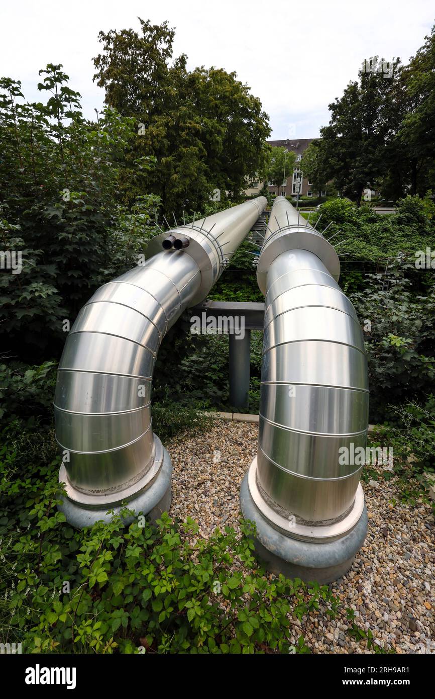 Essen, Nordrhein-Westfalen, Deutschland - Fernwärmeleitung im Bezirk Rüttenscheid. Das Projekt Osttrasse überquert Bahngleise oberhalb von g Stockfoto