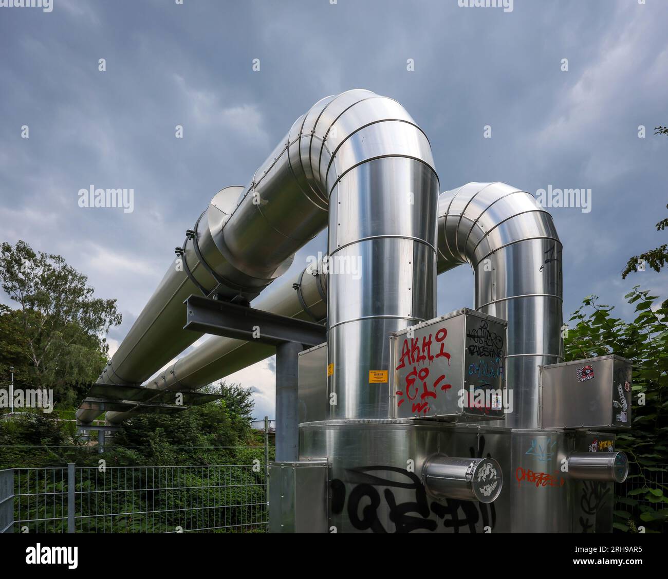 Essen, Nordrhein-Westfalen, Deutschland - Fernwärmeleitung im Bezirk Rüttenscheid. Das Projekt Osttrasse überquert Bahngleise oberhalb von g Stockfoto