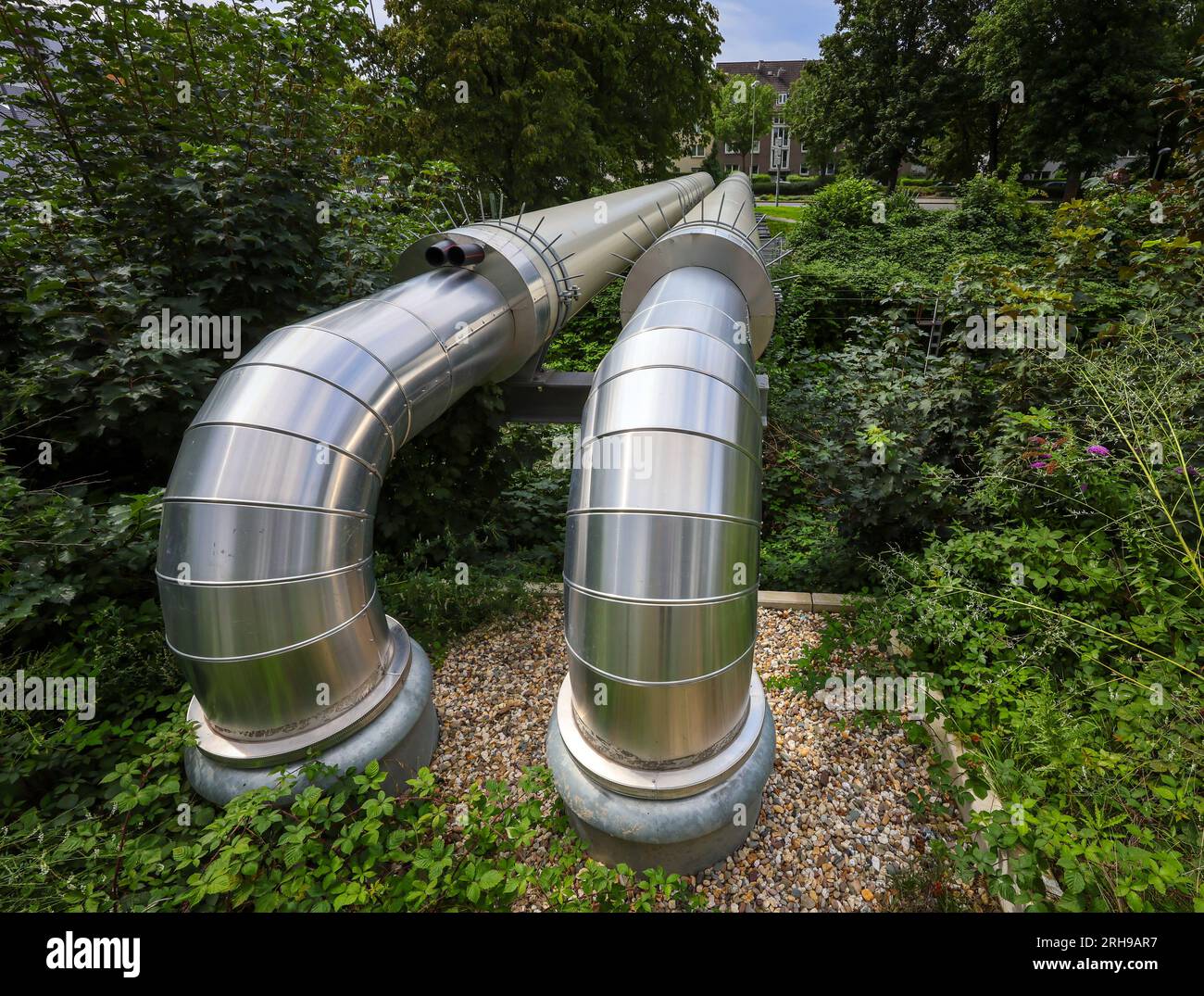 Essen, Nordrhein-Westfalen, Deutschland - Fernwärmeleitung im Bezirk Rüttenscheid. Das Projekt Osttrasse überquert Bahngleise oberhalb von g Stockfoto