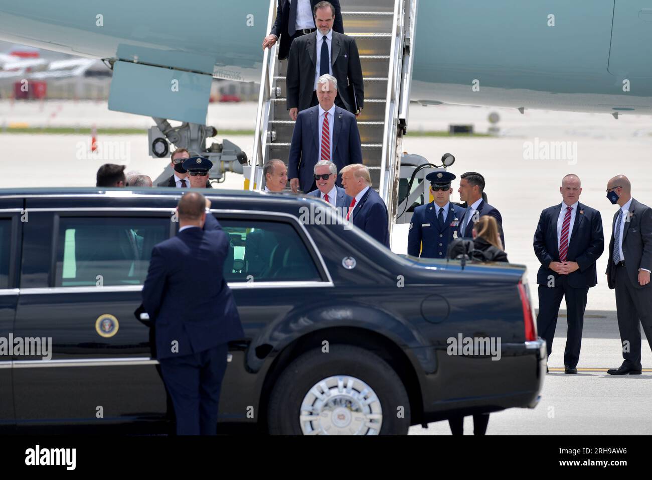 MIAMI, Florida - JULI 10: US-Präsident Donald Trump trifft am 10. Juli 2020 in Miami, Florida, am Miami International Airport ein. Der Präsident wurde von Carlos A. Gimnez, Bürgermeister von Miami-Dade County, begrüßt und ist in der Stadt, um eine Einführung über die SOUTHCOM-Operation der erweiterten Counternarcotics zu erhalten und am Iglesia Doral Jesus Andream Center teilzunehmen, um an einem Rundtisch über die Unterstützung des Volkes von Venezuela teilzunehmen: Präsident Donald Trump, Stabschef des Weißen Hauses Mark Meadows Stockfoto