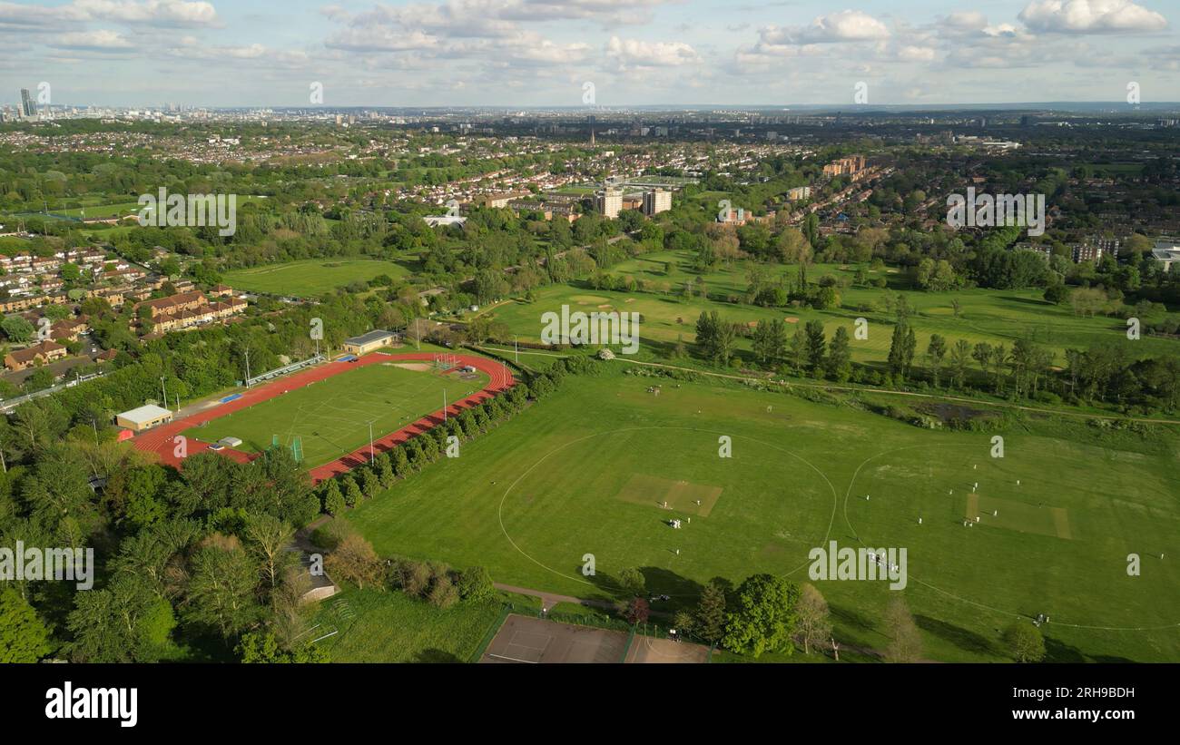 Luftaufnahme von neuen und alten Häusern auf einem Wohngebiet in Großbritannien, aufgenommen mit DJI Mini 3 Pro im Jahr 4K Stockfoto
