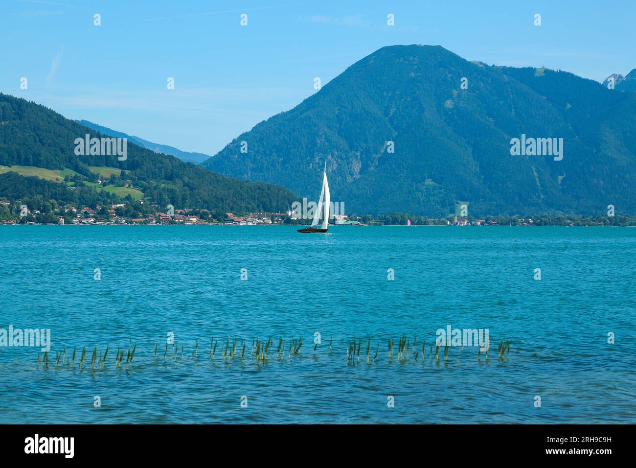 Tegernsee mit Segelboot, in bayern Stockfoto
