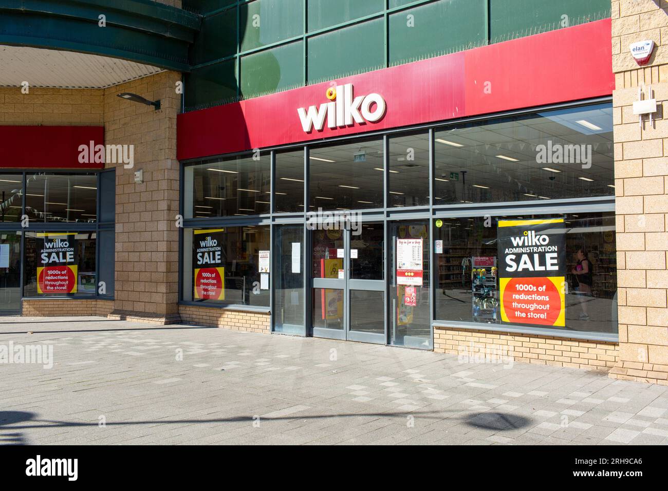 Basildon, Großbritannien. 15. Aug. 2023. Eine allgemeine Ansicht von Administration Sale wird am Fenster einer Zweigstelle des Hauswarenhändlers Wilko in Basildon Essex UK angezeigt. Der Einzelhändler gab bekannt, dass er am Donnerstag, dem 10. August, in die Verwaltung geht, und die Zweigstellen haben die Schilder für den Verkauf der Verwaltung aufgehängt. Credit: Richard Lincoln/Alamy Live News Stockfoto