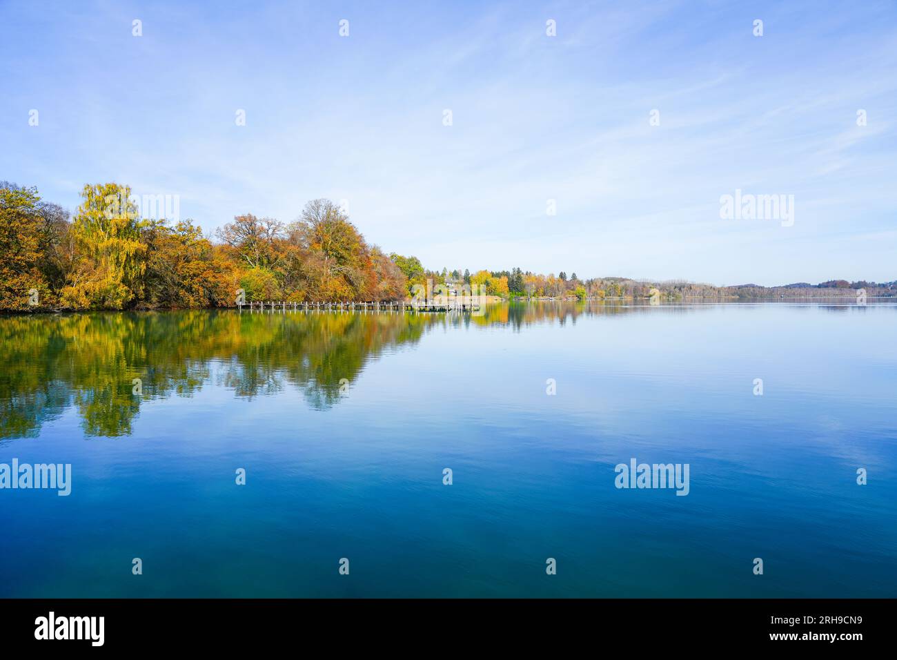 Idyllische Herbstlandschaft am See. Stockfoto