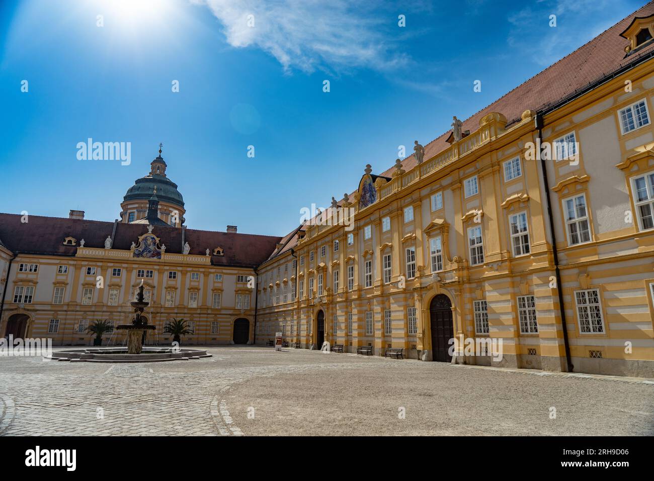 Detaillierte und großwinkelige Bilder des melker Klosters in melk, einem beeindruckenden barocken Dom und religiösen Komplex Stockfoto