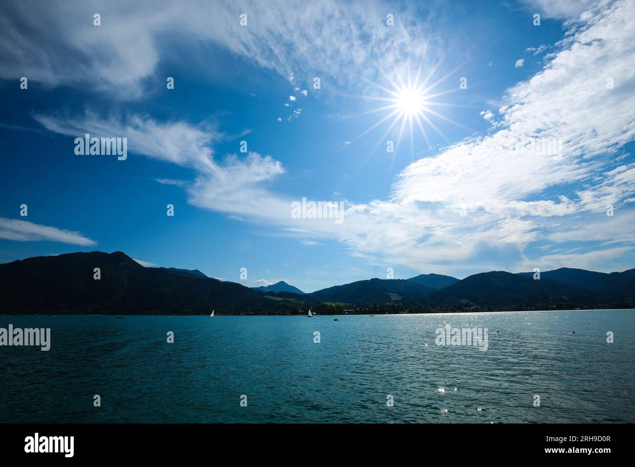 Tegernsee mit Segelboot, in bayern Stockfoto