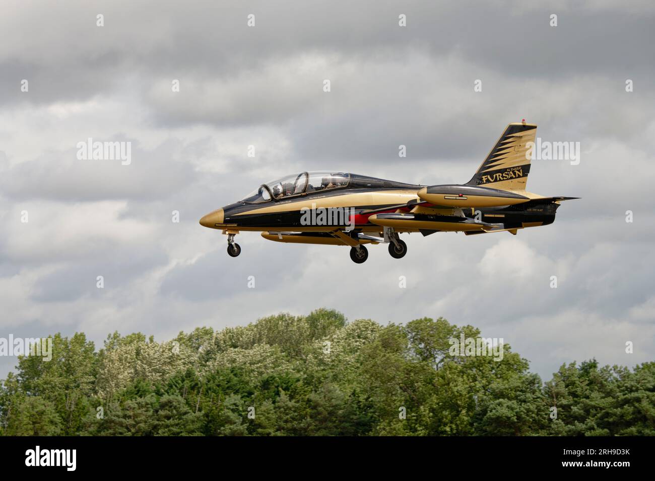 Aermacchi MB399Nat Military Jet Trainer der Vereinigten Arabischen Emirate Fursan Al Emarat Aerobatic Display Team trifft bei RAF Fairford für die RIAT ein Stockfoto