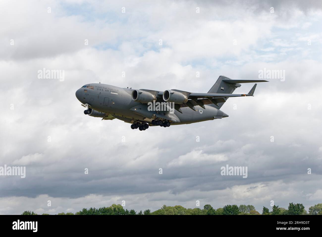 Die Boeing C-17A Globemaster III der United Emirates Air Force kommt bei RAF Fairford in Südengland an, um am Air Tattoo teilzunehmen Stockfoto
