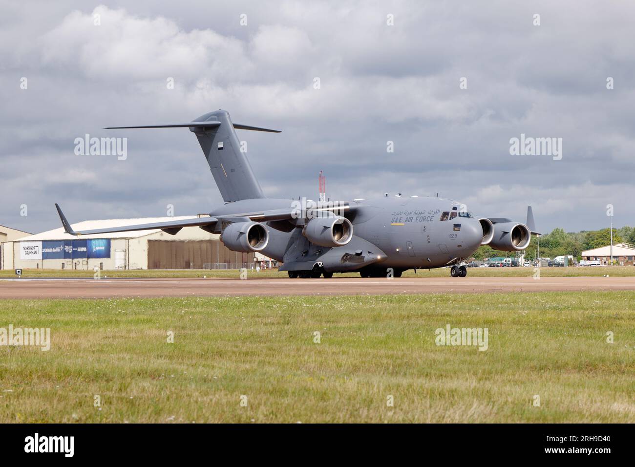 Die Boeing C-17A Globemaster III der United Emirates Air Force kommt bei RAF Fairford in Südengland an, um am Air Tattoo teilzunehmen Stockfoto