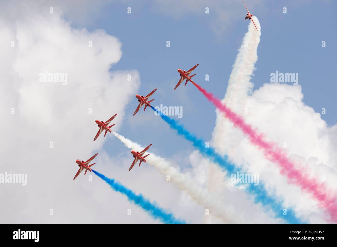Das British Royal Airforce Red Arrows Aerobatic Display Team spielt beim Royal International Air Tattoo, das im RAF Fairford in Gloucestershire stattfindet Stockfoto
