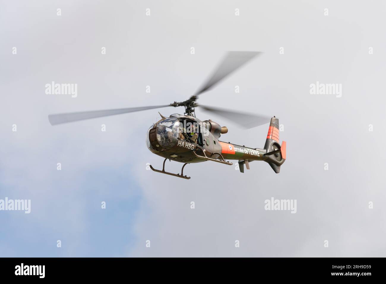 Ex French Military Aérospatiale Gazelle Helicopter fährt am Royal International Air Tattoo in RAF Fairford entlang der Crowdline Stockfoto