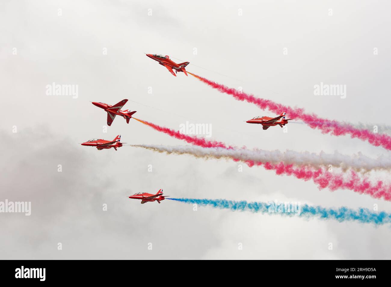 Das British Royal Airforce Red Arrows Aerobatic Display Team spielt beim Royal International Air Tattoo, das im RAF Fairford in Gloucestershire stattfindet Stockfoto