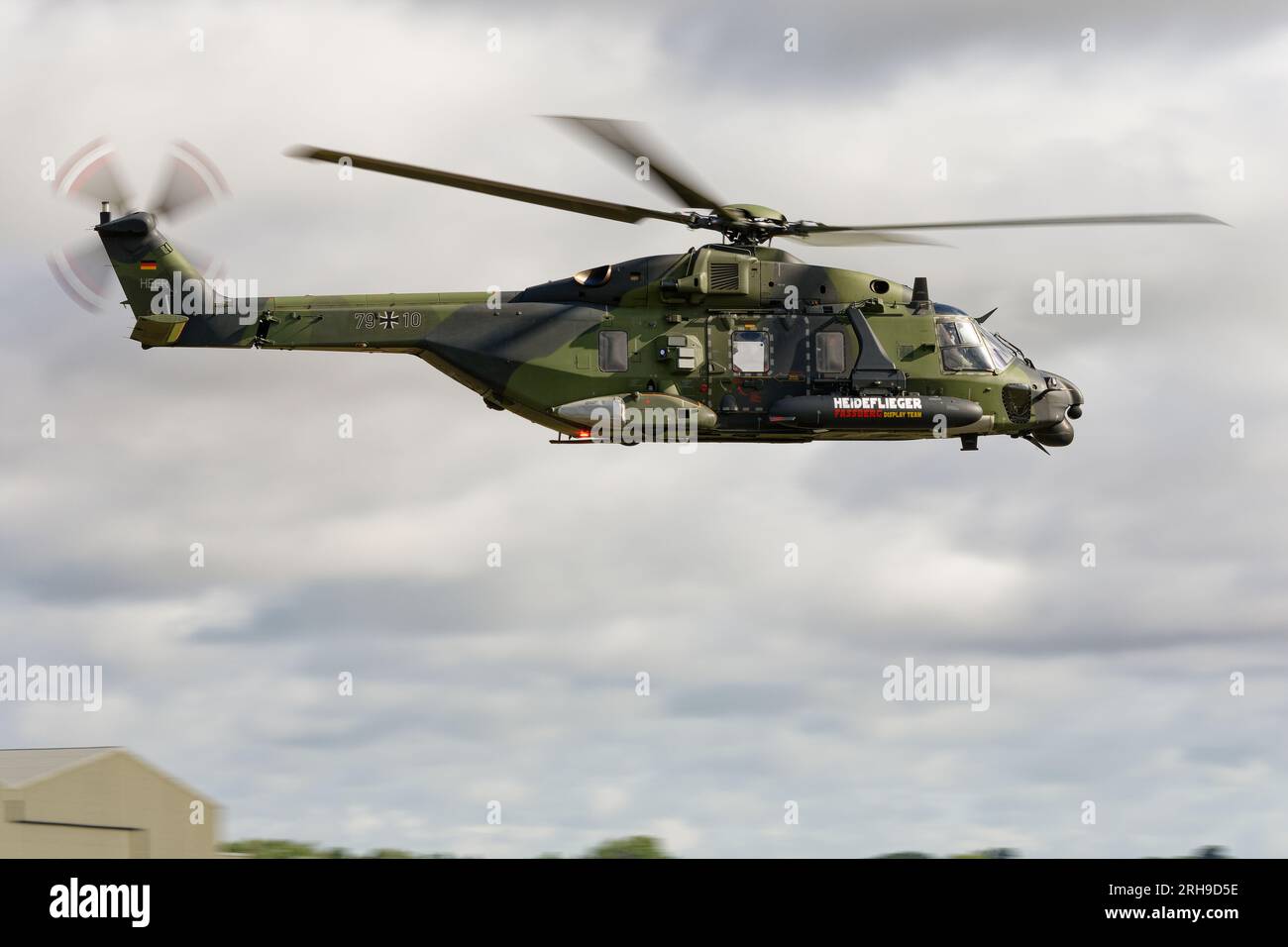 Der NH90 Tactical Transport Helicopter der Deutschen Armee des NH90 Display Teams zeigte auf der Air Tattoo eine hervorragende Ausstellung Stockfoto