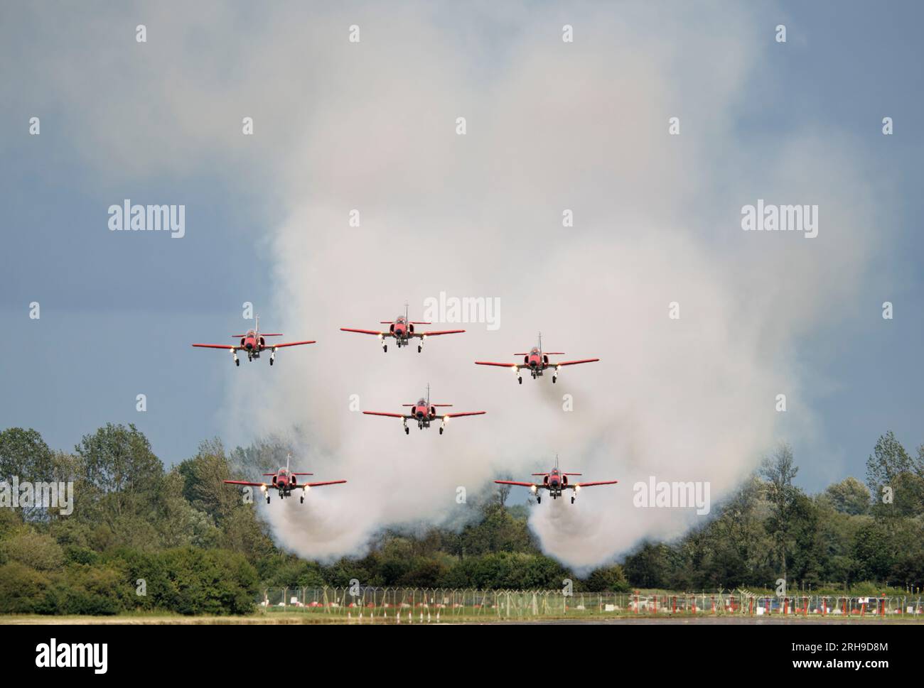 Das Aerobatic Display Team der spanischen Luftwaffe, die Patrulla Aguila, kommt nach ihrer hervorragenden Präsentation auf der RIAT zu einer gleichzeitigen Teamlandung Stockfoto