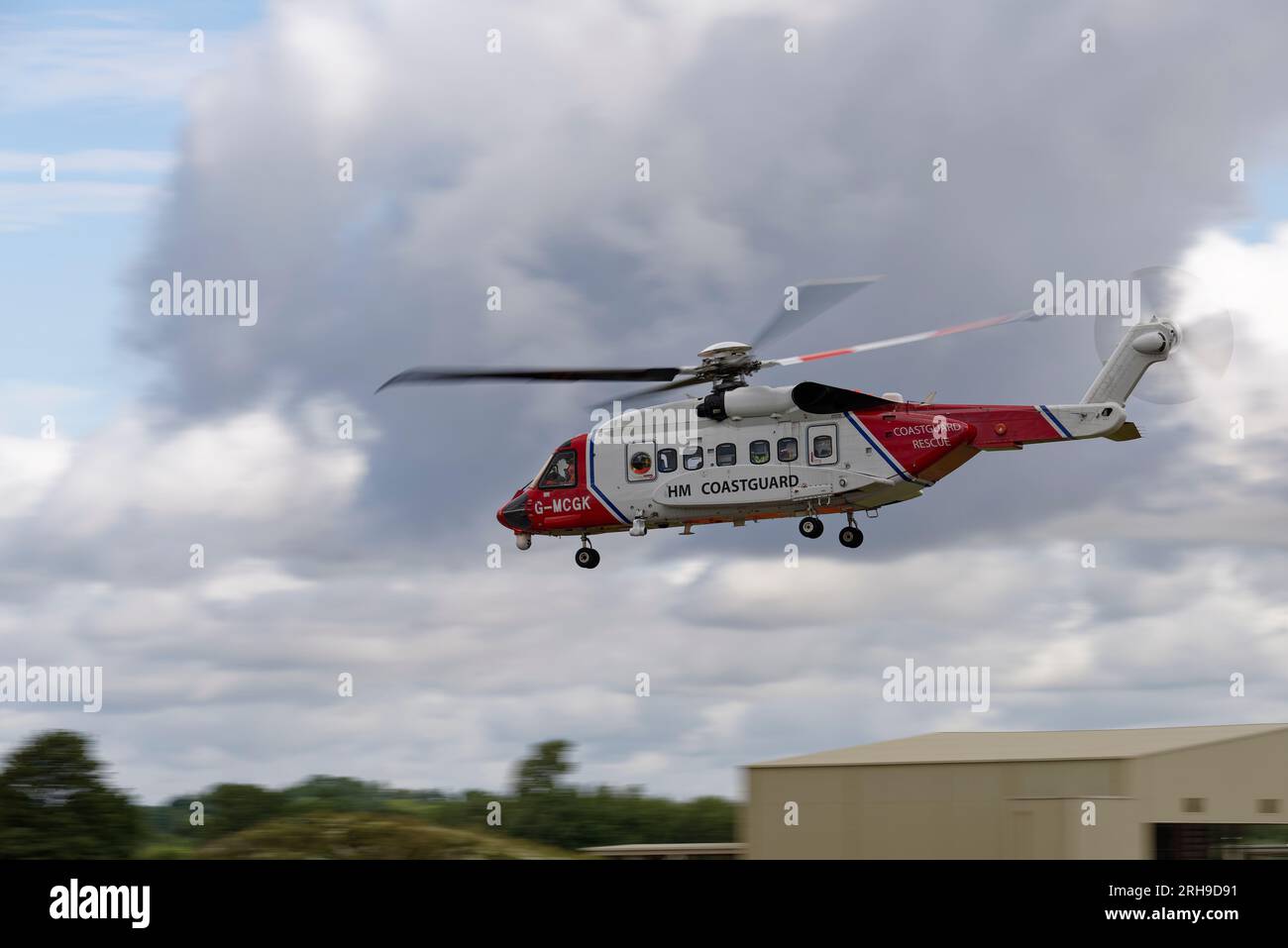 British Coastguard Rescue Helicopter ein zweimotoriger Sikorsky S-92A verlässt den RAF Fairford-Luftwaffenstützpunkt in Südengland nach der RIAT Stockfoto