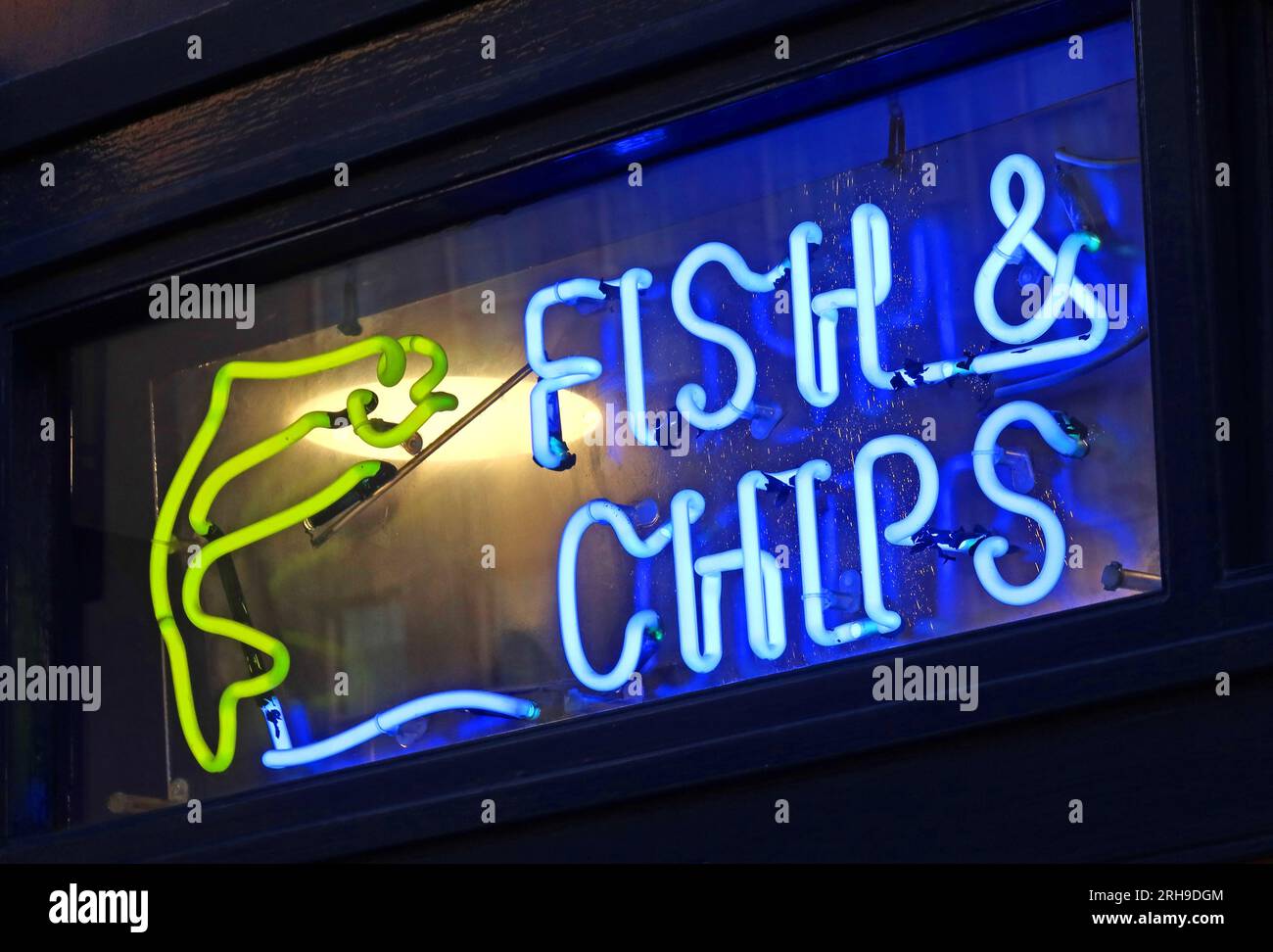 Traditionelles britisches neonblaues und gelbes Schild mit Fisch und Chips, 9 Victoria St, Edinburgh, Schottland, Vereinigtes Königreich, Stockfoto