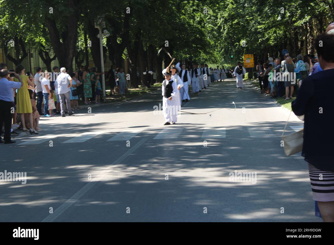 Jungs, Kinder mit Peitschen Stockfoto