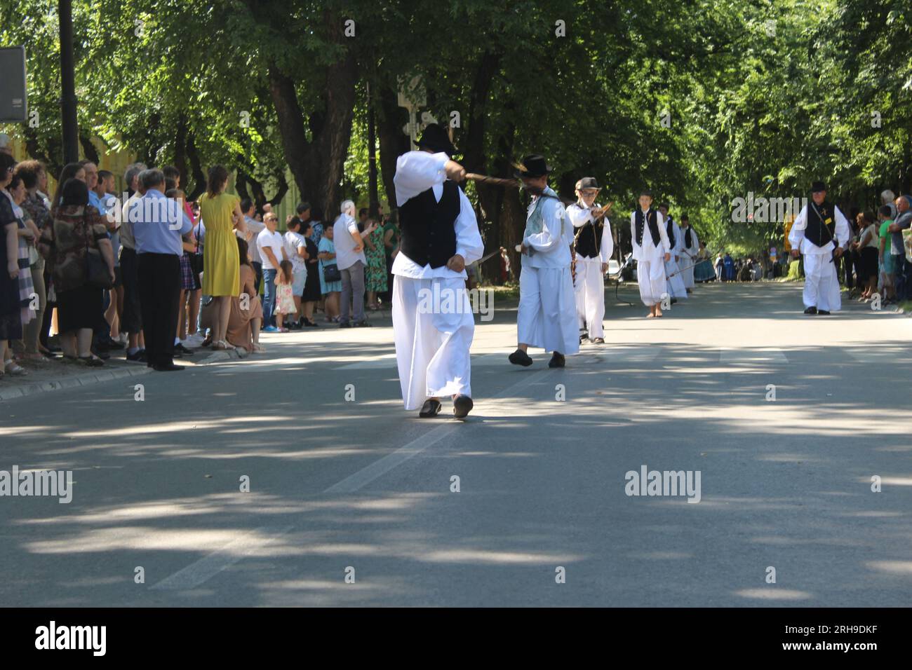 Kinder mit Peitschen in Nationalkostümen Stockfoto