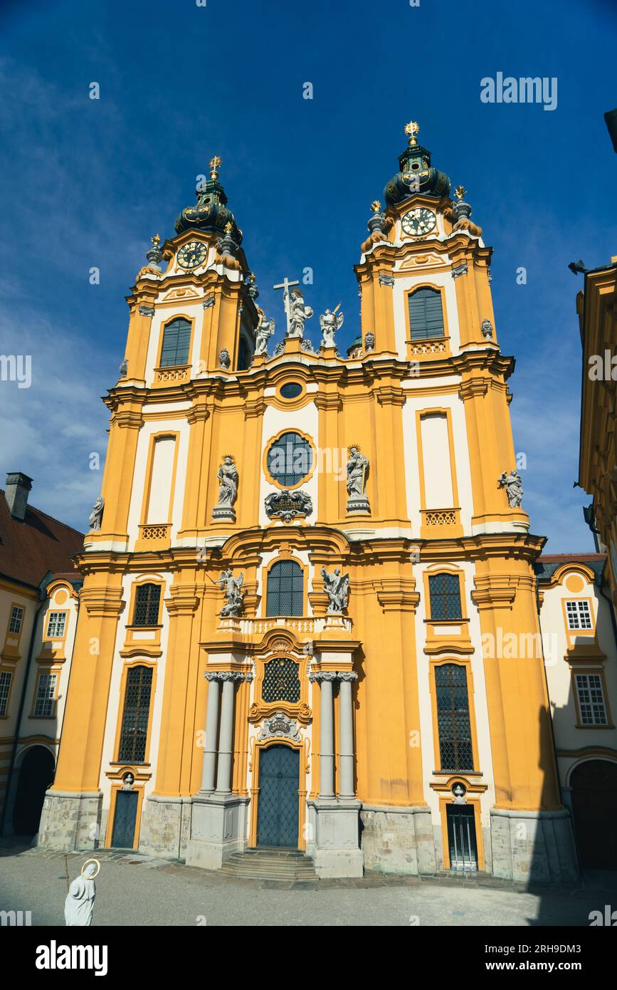 Detaillierte und großwinkelige Bilder des melker Klosters in melk, einem beeindruckenden barocken Dom und religiösen Komplex Stockfoto