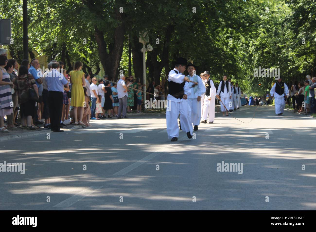 Kinder knacken Peitschen Stockfoto