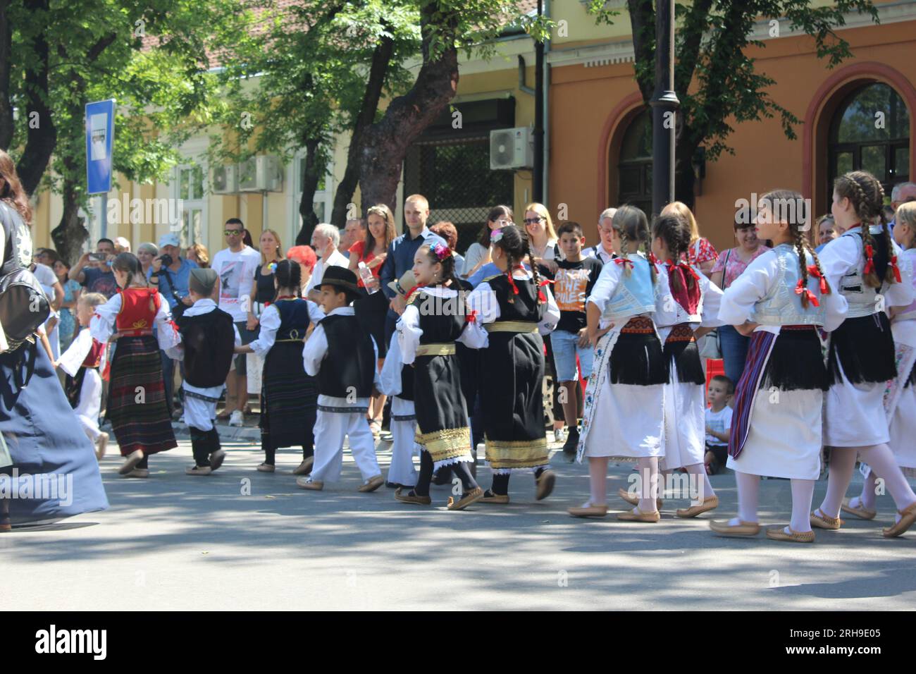 Kinder und Erwachsene in Volkstrachten Stockfoto