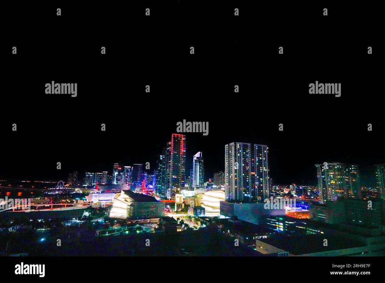 Miami Night Skyline mit Blick nach Westen vom 22. Stock des Downtown Hilton Stockfoto