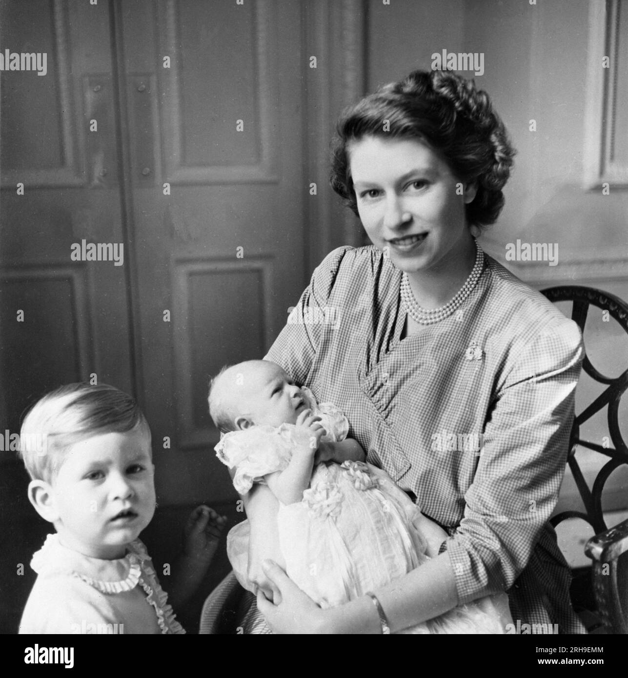 Dateifoto vom 15. Oktober 09/50 von Prinzessin Elizabeth mit ihren beiden Kindern Prinzessin Anne und Prinz Charles (L). Die königliche Familie wünscht der Prinzessin Royal alles gute zum Geburtstag und teilt mit seiner Schwester an seinem Krönungstag einen Blick hinter die Kulissen des Königs. Ausgabedatum: Dienstag, 15. August 2023. Stockfoto