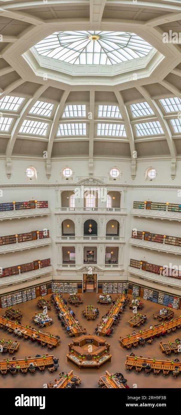 Ein vertikales Panorama des Lesesaals der Victorian State Library, das von einer der Plattformen im Turmstil aus gesehen wird, die den Lesesaal umgeben. Stockfoto