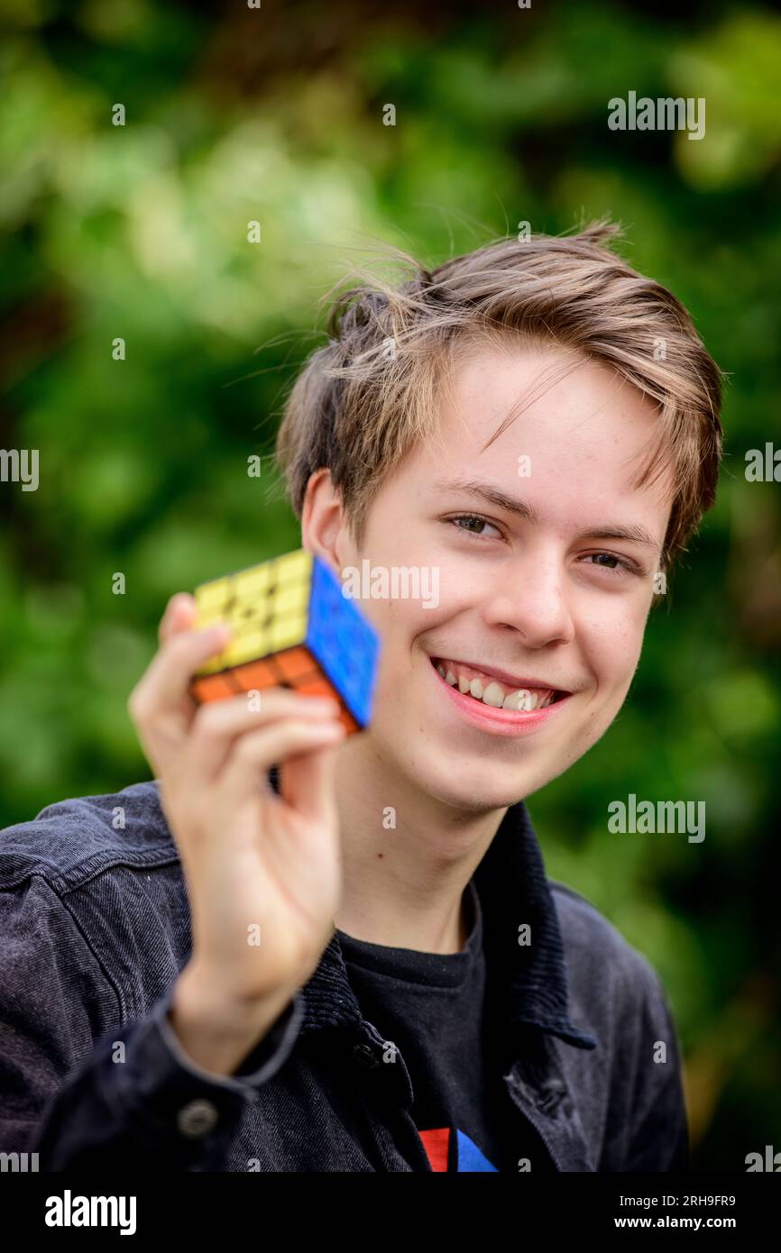 Chris Mills, Weltmeisterschaftssieger bei Rubik's Cube Competition, in seinem Haus in East Sussex, Großbritannien. Im Jahr 2020. EDITORIAL USE ONLY Picture von Jim Holden Stockfoto