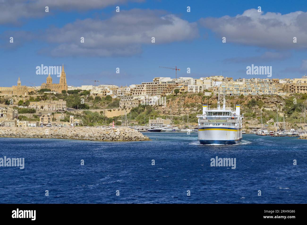 Gozo, Malta 5. August 2023 Die Fähre verlässt den Hafen von Mgarr und bringt Fahrzeuge und