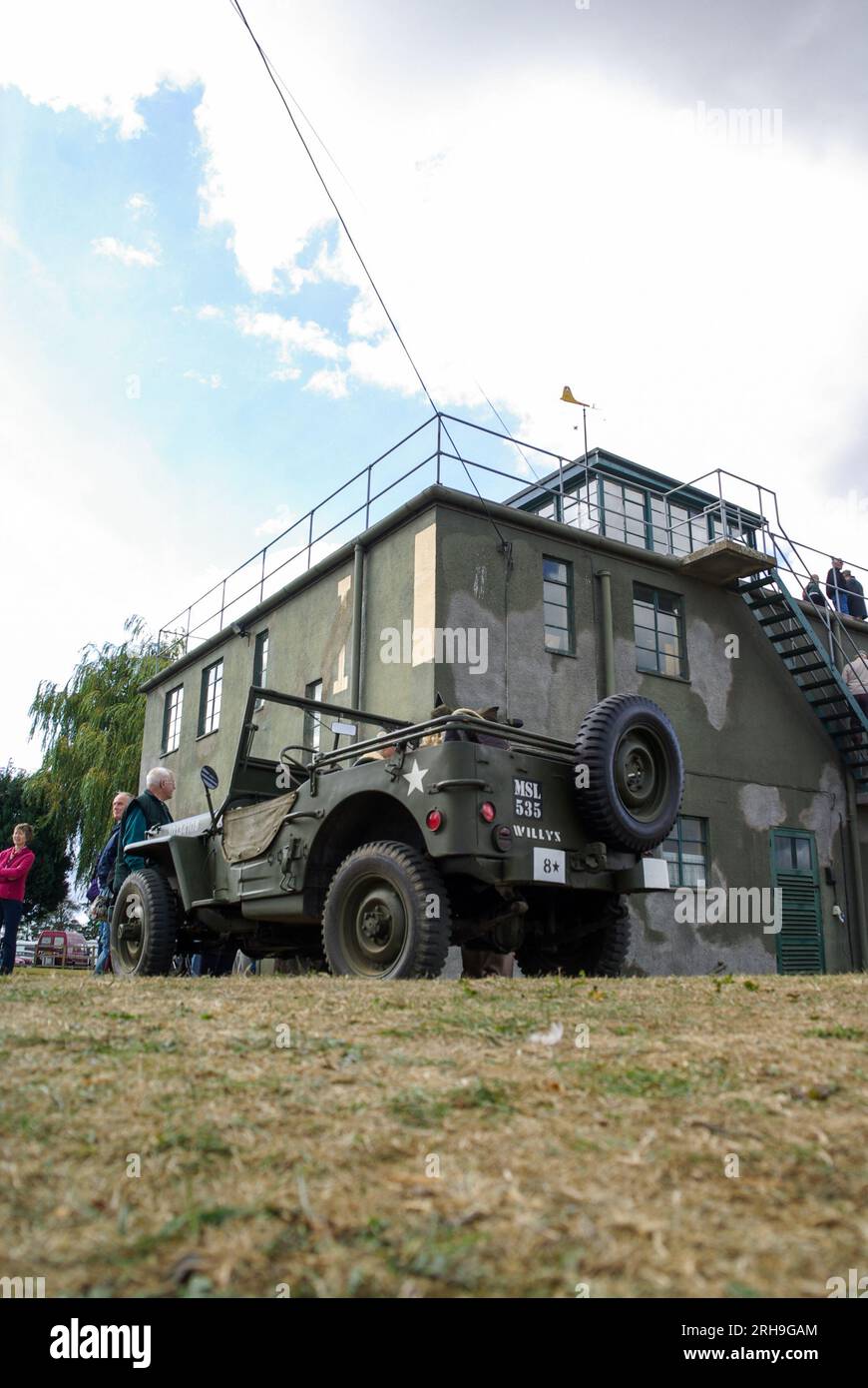Rougham Control Tower mit Aviation Museum, gewidmet den American Airmen / Frauen, die dort im Zweiten Weltkrieg dienten. Militär-Jeep Stockfoto