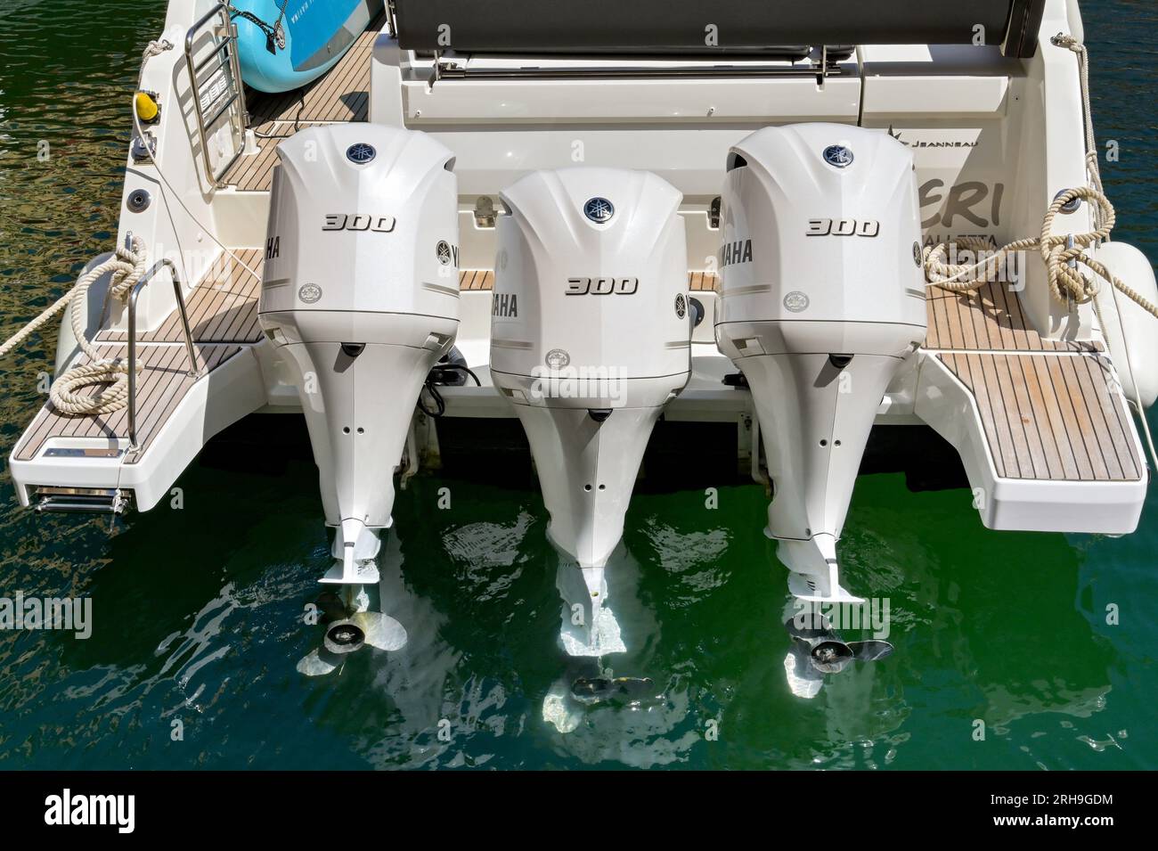 St Julians, Malta - 2. August 2023: Nahaufnahme von drei leistungsstarken Motoren auf der Rückseite eines luxuriösen Schnellboots, das in der Portomaso-Entwicklung festgemacht ist Stockfoto