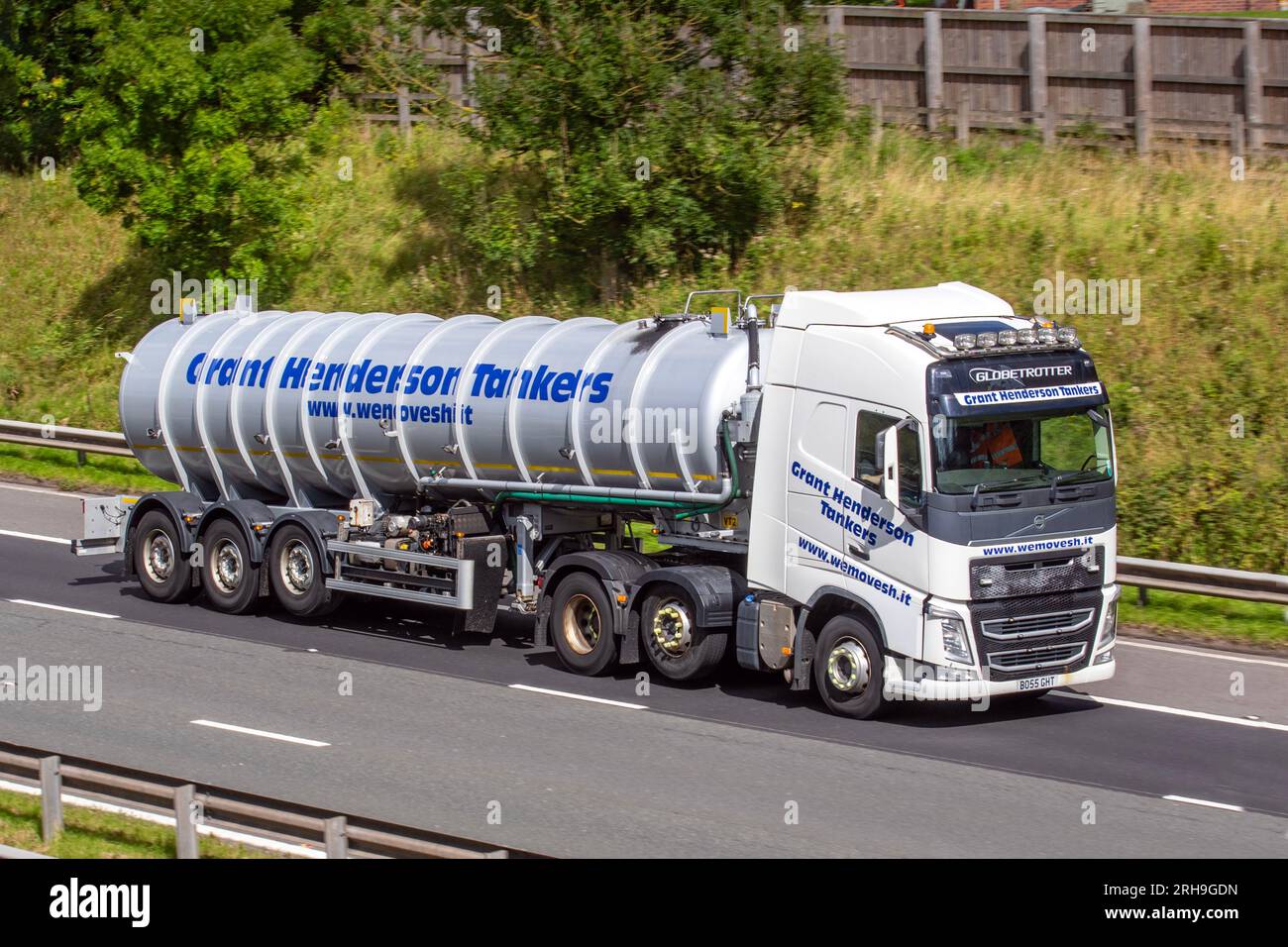 Grant Henderson Tankers, Abwasser- und Abwasserbehandlungsunternehmen; fährt mit hoher Geschwindigkeit auf der Autobahn M6 im Großraum Manchester, Großbritannien Stockfoto