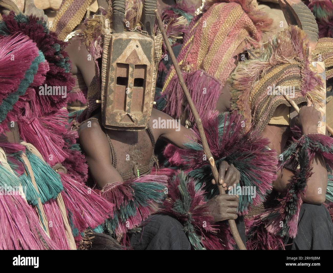 Dogons traditioneller Tanz. Maskierte afrikaner tanzen einen traditionellen Tanz in einem Stamm, Tirelli, Dogon Country, Mali. Maskenball Stockfoto