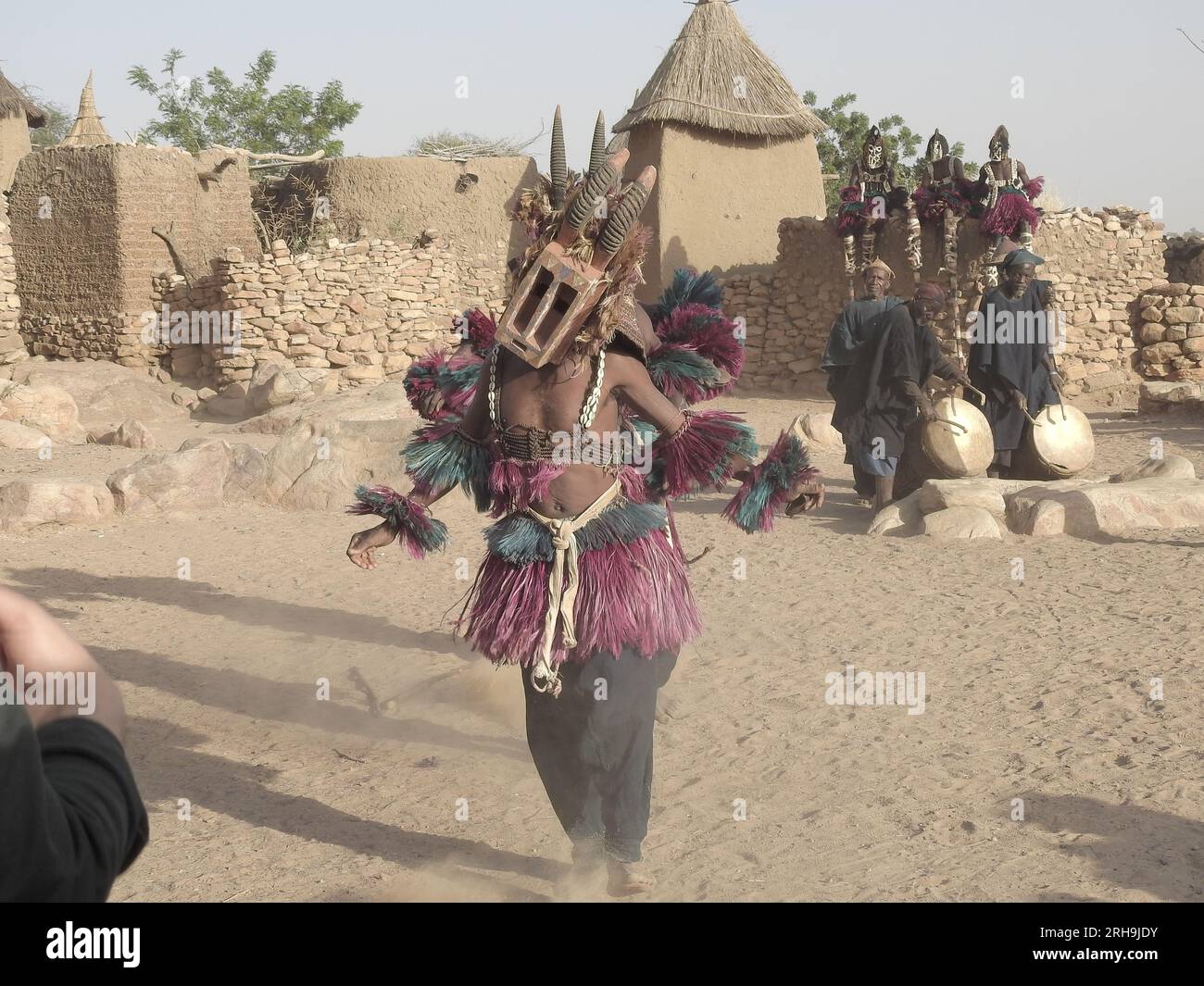 Dogons traditioneller Tanz. Maskierte afrikaner tanzen einen traditionellen Tanz in einem Stamm, Tirelli, Dogon Country, Mali. Maskenball Stockfoto