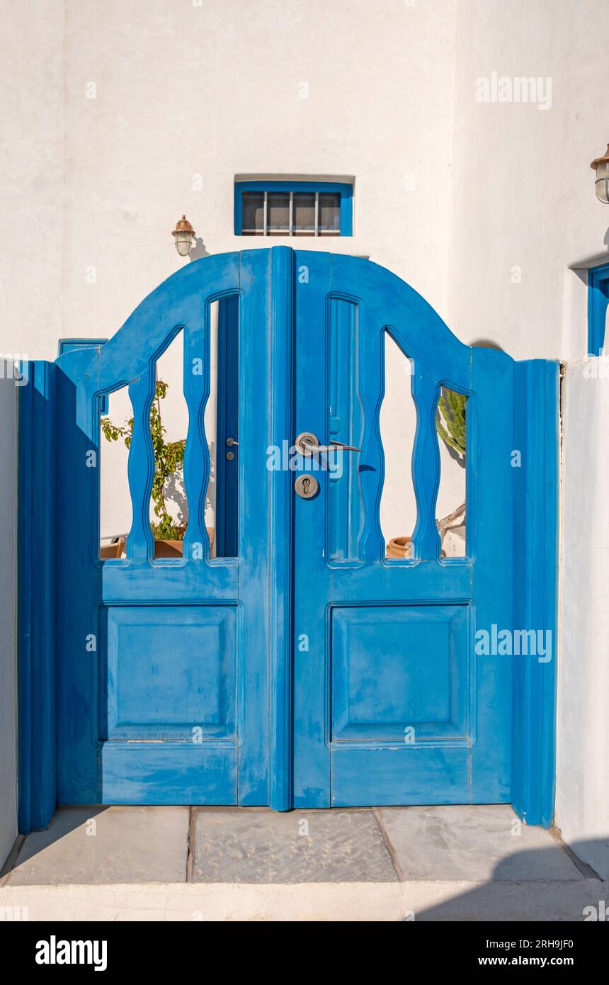Blaue Holztür, Fira, Santorin, Griechenland Stockfoto