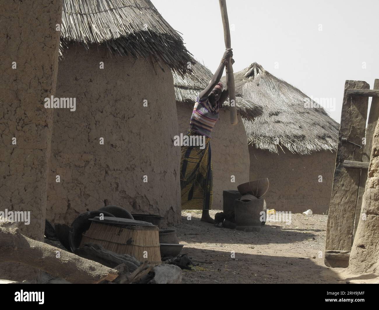 Wunderschöne Bilder von Dorfkindern in Afrika. Afrikanische Kinder in einem Stamm. Kinder von mali. Die armen Kinder spielen Stockfoto